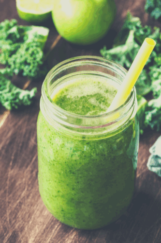 Gr&uuml;ner Smoothie in einem Einmachglas