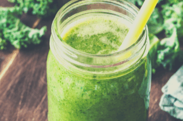 Grüner Smoothie in einem Einmachglas