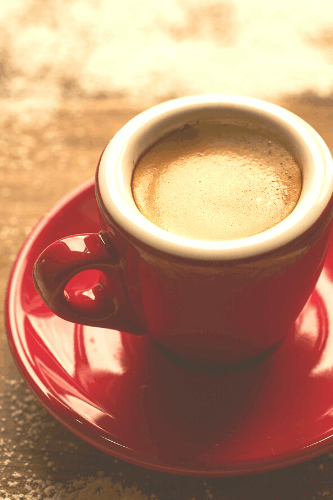 Espresso in roter Espresso-Tasse mit Unterteller