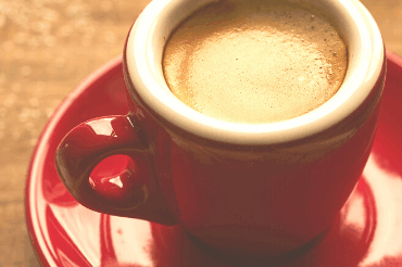 Espresso in roter Espresso-Tasse mit Unterteller