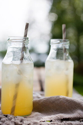 Zwei Gl&auml;ser Limonade mit Papierstrohhalm