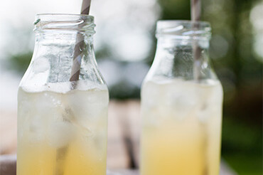 Zwei Gläser Limonade mit Papierstrohhalm